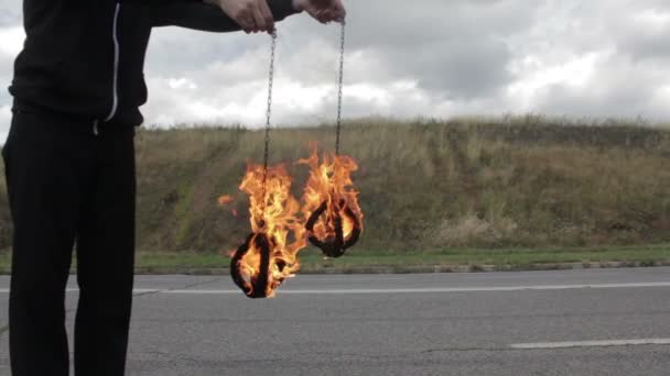Ο τρώγων φωτιά, την περιστροφή του fireballs — Αρχείο Βίντεο