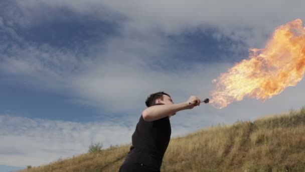 El devorador de incendios, escupiendo fuego . — Vídeo de stock