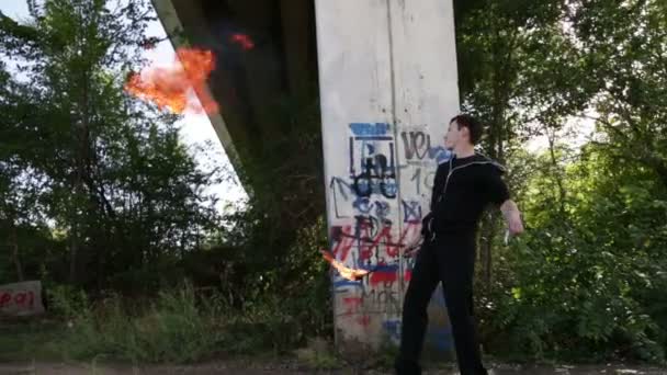 Der Feuerschlucker spuckt Feuer. — Stockvideo