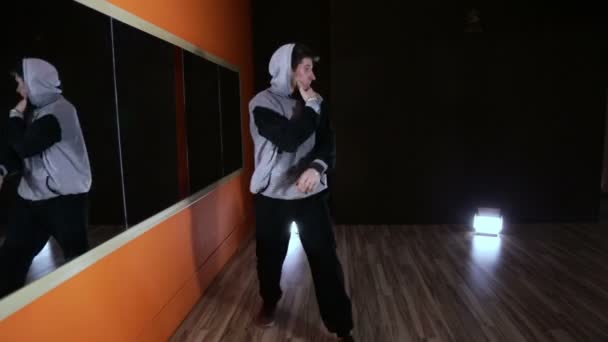 Danse hip-hop dans un studio devant un miroir — Video