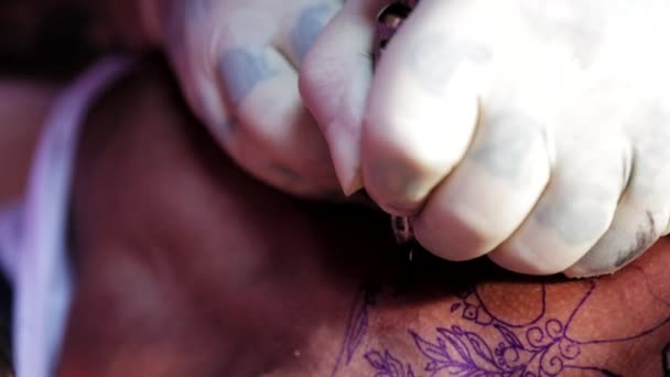 Cerca del proceso de creación de un tatuaje — Vídeo de stock