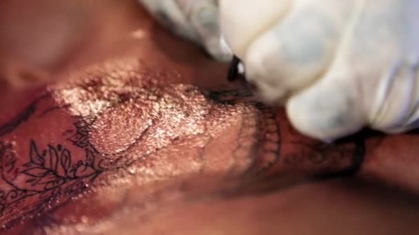 Perto do processo de criação de uma tatuagem — Vídeo de Stock