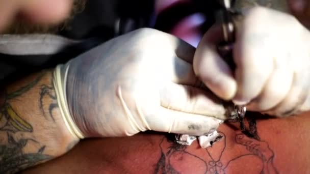 Cerca del proceso de creación de un tatuaje — Vídeo de stock