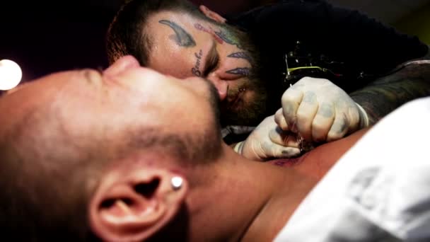 Художник татуювання в процесі створення татуювання — стокове відео