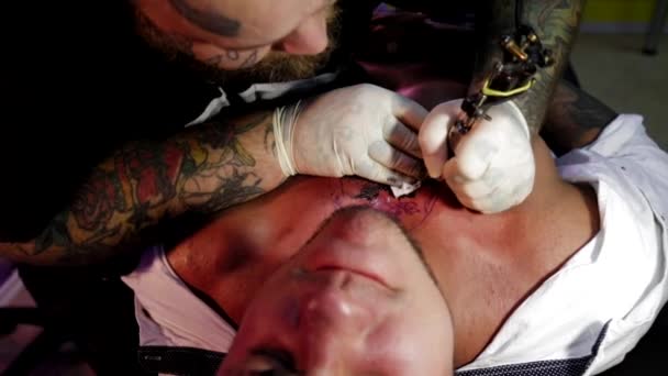 Klient tattooist pocitu nepohodlí — Stock video