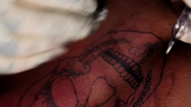Близко к процессу создания татуировки — стоковое видео