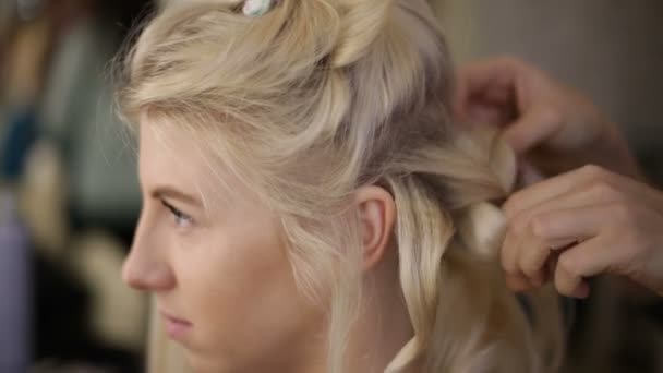 Un coiffeur professionnel fait la coiffure fille, fille blonde — Video