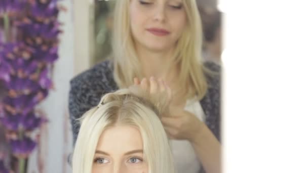 Un coiffeur professionnel fait la coiffure fille, fille blonde — Video