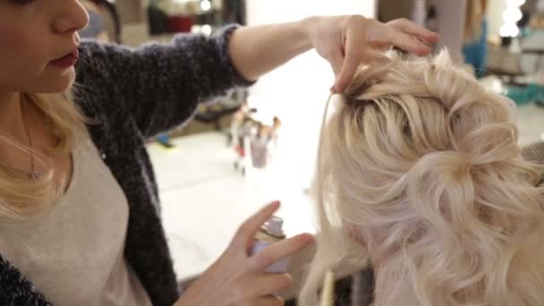 Un coiffeur professionnel fait la coiffure fille, fille blonde — Video