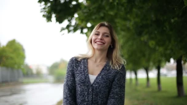 Menina feliz sorrindo no parque — Vídeo de Stock