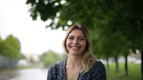 Menina feliz sorrindo no parque — Vídeo de Stock