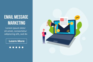 Laptop ekranında e-posta pazarlama mesajı, akıllı telefondan online mesaj okuyan bir kadın. Isometric style web banner düz tasarım vektör çizimi.