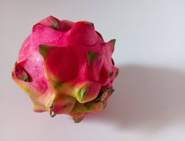 Tatlı olgun kırmızı ejderha meyvesi yaygın olarak Hylocereus polyrhizus, pitaya, pitahaya, beyaz arka planda izole edilmiş çilek armudu olarak bilinir..