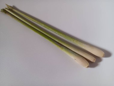 Cymbopogon sitratus genellikle Batı Hint limon otu ya da limon otu olarak bilinir. Beyaz arka planda izole edilmiş yemek pişirmede tat olarak kullanılır..