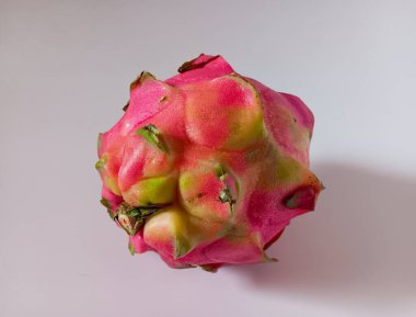 Hylocereus polyrhizus, pitaya, pitahaya, strawberry armudu olarak bilinen tatlı olgun kırmızı ejderha meyvesini beyaz arka planda izole et..