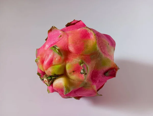 Hylocereus polyrhizus, pitaya, pitahaya, strawberry armudu olarak bilinen tatlı olgun kırmızı ejderha meyvesini beyaz arka planda izole et..