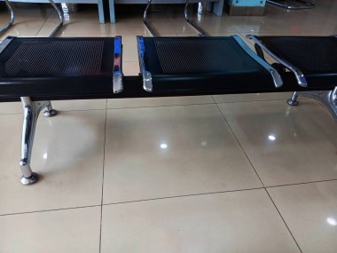 Beyaz seramik zemine izole edilmiş üç koltuklu bekleme salonu sandalyesi ya da havaalanı sandalyesi olarak da bilinir..