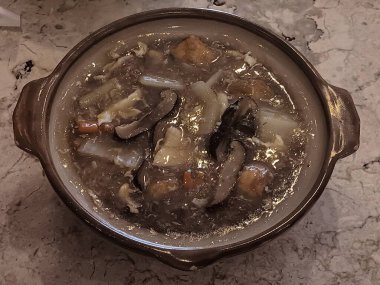 Sapo tahu, Çin 'in Endonezya' da bulunan bir tofu türüdür. Japon Donabe 'sinde geleneksel olarak pişirilmiş ve servis edilen sebzeli, mantarlı ve ipek tofulu baharatlı güveç..