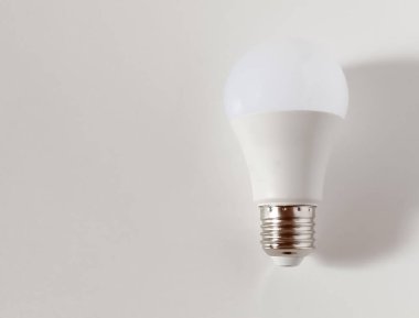 Beyaz kaplamalı enerji tasarruflu LED ampulü ve beyaz arkaplanda izole edilmiş standart vida tabanını kapatın. Metin için alanı kopyala.