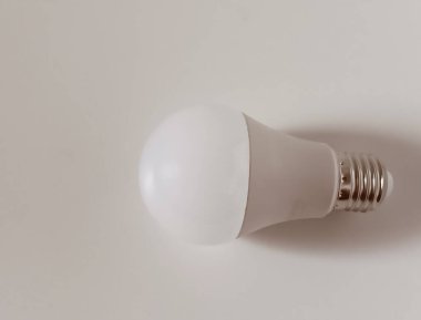 Beyaz kaplamalı enerji tasarruflu LED ampulü ve beyaz arkaplanda izole edilmiş standart vida tabanını kapatın. Metin için alanı kopyala.