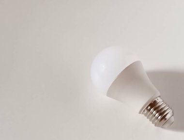 Beyaz kaplamalı enerji tasarruflu LED ampulü ve beyaz arkaplanda izole edilmiş standart vida tabanını kapatın. Metin için alanı kopyala.