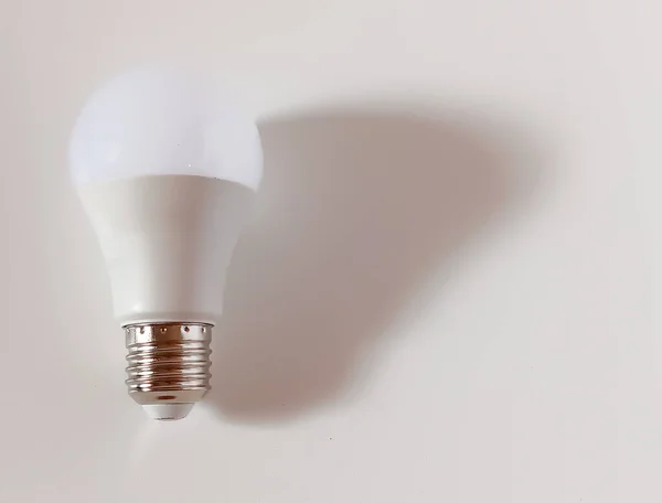 Beyaz kaplamalı enerji tasarruflu LED ampulü ve beyaz arkaplanda izole edilmiş standart vida tabanını kapatın. Metin için alanı kopyala.