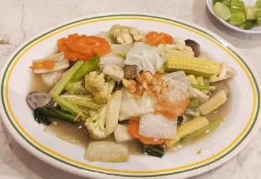 Cap cai ya da cap cay 'e yakın, Çin Endonezya usulü kızartılmış sebze tabağı mermer masada izole edilmiş..