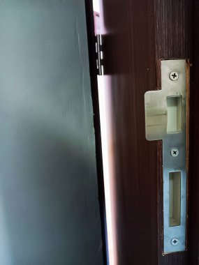 Ahşap kapı çerçevesindeki kuşak kilidi mekanizması için çift vuruş plakasını kapat.