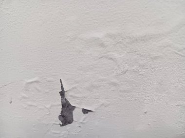 Beyaz duvardaki nemden kaynaklanan soyut kabuk soyma ve köpüren boyaları kapatın..