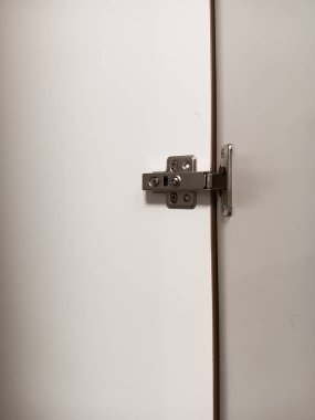 Mobilya kapılarının beyaz Woden gardıroplara sorunsuzca açılıp kapanması için tasarlanmış gizli dolap menteşelerini kapatın. Avrupa tarzı veya fincan menteşesi.