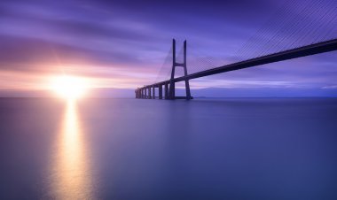 Gündoğumu ve tagus Nehri Köprüsü