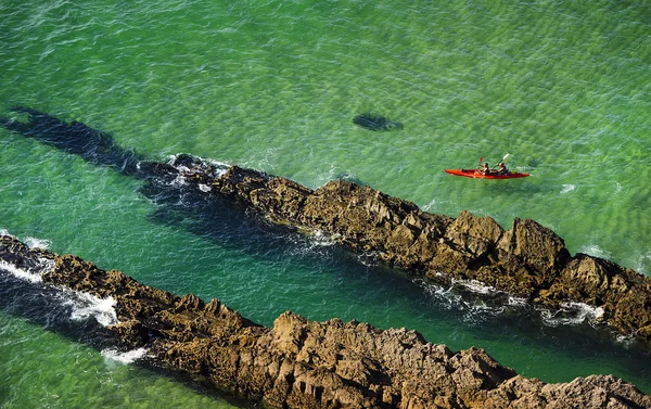İki erkek bir kayık on dışarı açık okyanusa yüzmeye