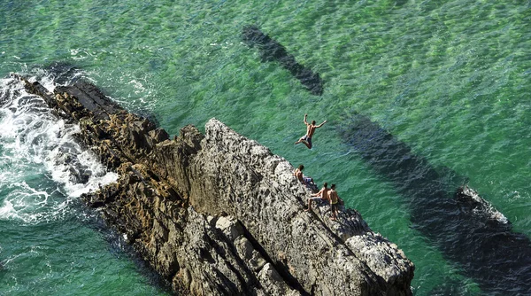 genç çocuk suya atlar