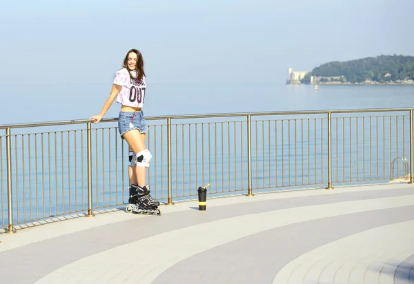 Genç atlet Kısacası kumsalda ayakta kot şort