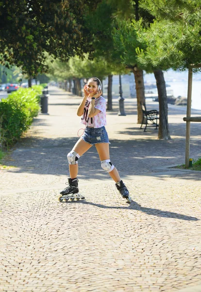 Tekerlekli paten parkta sürme kısa kot şortlu genç atlet