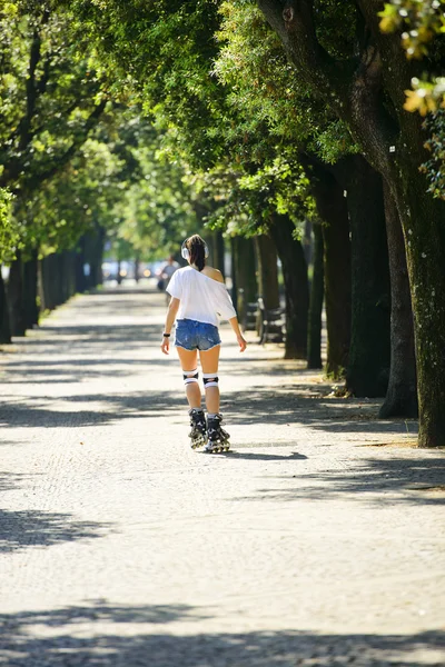 Tekerlekli paten parkta sürme kısa kot şortlu genç atlet