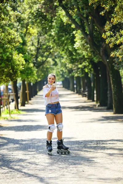 Atleta jovem em shorts curtos de ganga — Fotografia de Stock