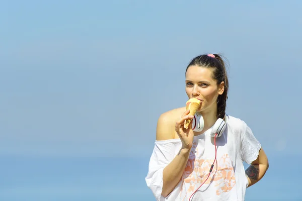 geleneksel İtalyan dondurma yeme paten güzel kız Gelato içinde gözleme koni called..