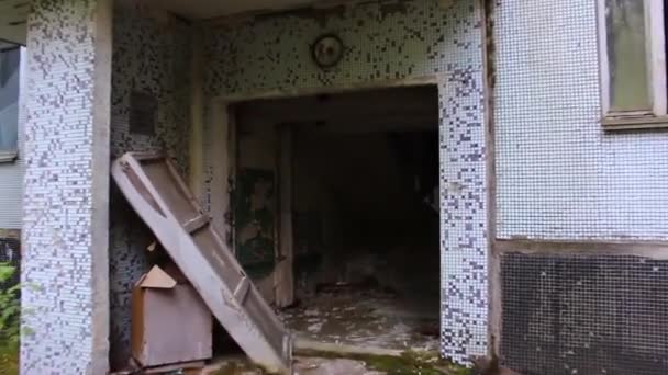 Pripyat. De ingang van het huis. Steadicam. — Stockvideo