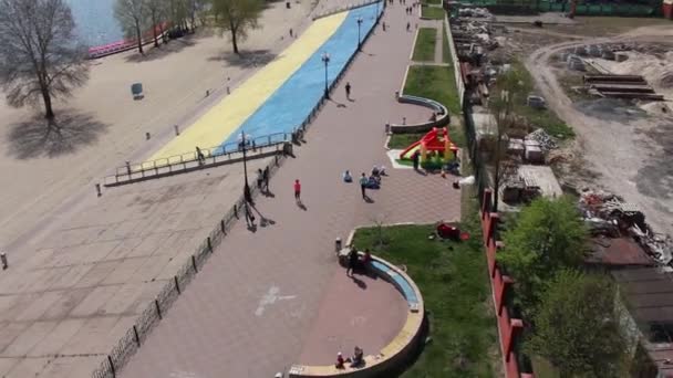 Obolon Kiev district. Grote Oekraïense vlag. Luchtfoto Dnjepr kade stad — Stockvideo