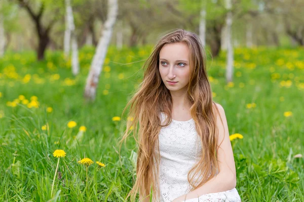 La hermosa chica en el parque — Foto de Stock