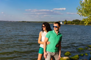 Denizde genç aşıklar