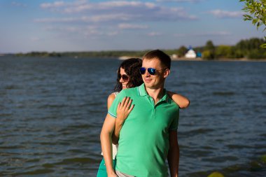 Denizde genç aşıklar