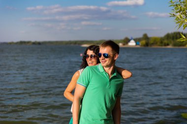 Denizde genç aşıklar