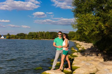 Denizde genç aşıklar