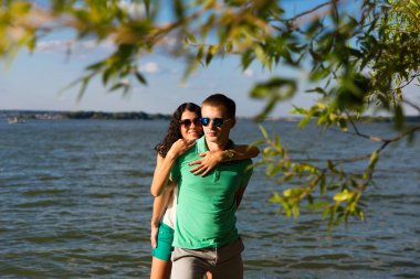 Denizde genç aşıklar