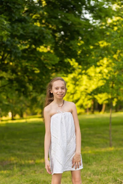 A menina bonita no parque — Fotografia de Stock