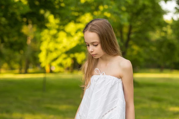 A gyönyörű lány a parkban — Stock Fotó