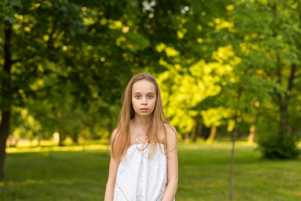 Den vackra flickan i parken — Stockfoto