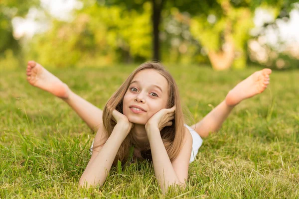 A menina bonita no parque — Fotografia de Stock